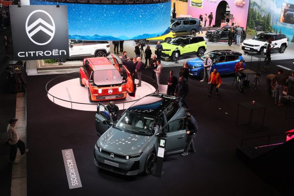 Autos stehen zur Präsentation in der Messehalle