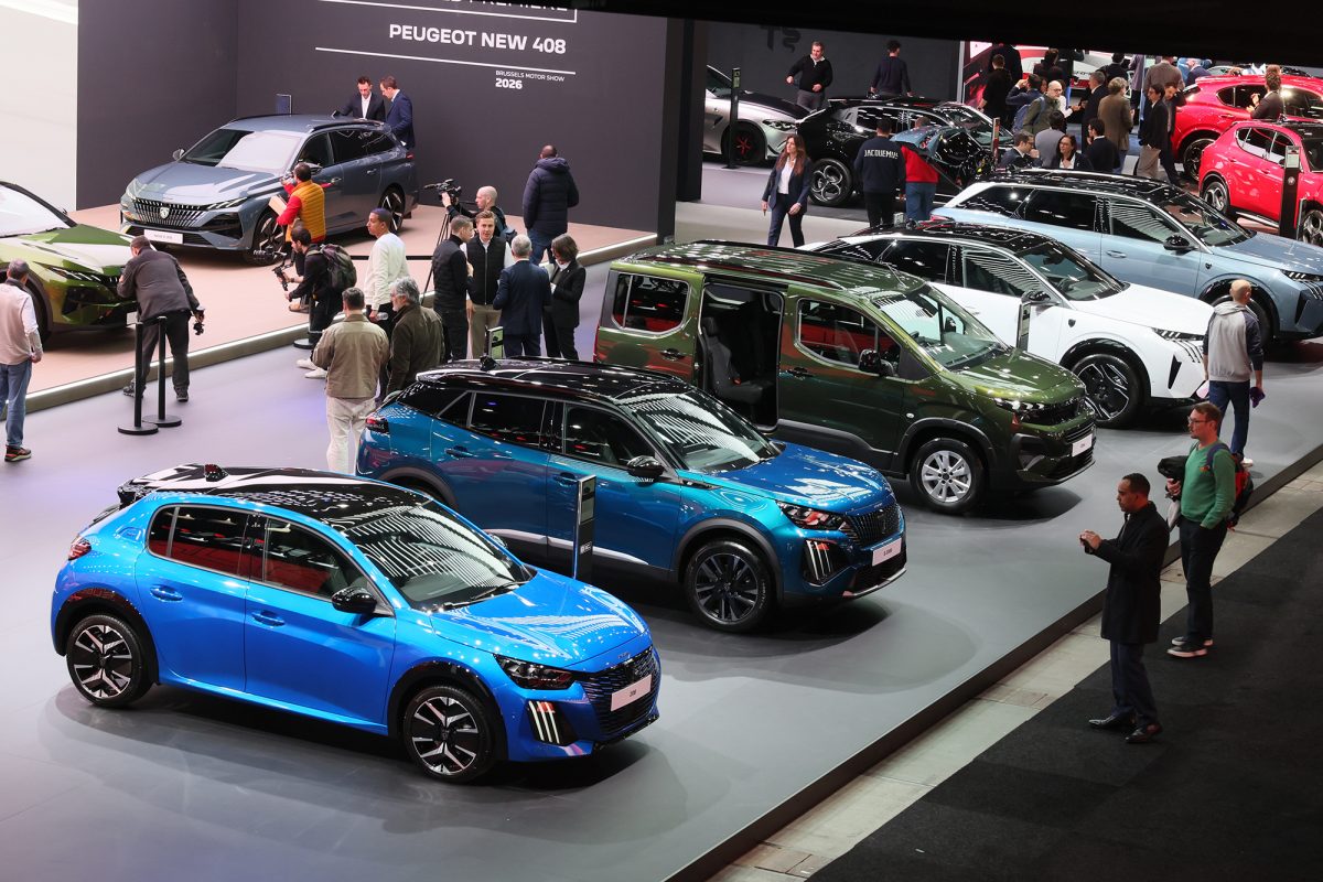 Autos stehen zur Präsentation in der Messehalle