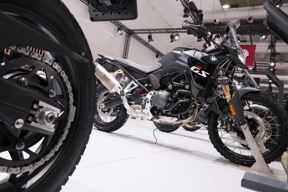 Motorräder stehen zur Präsentation in der Messehalle