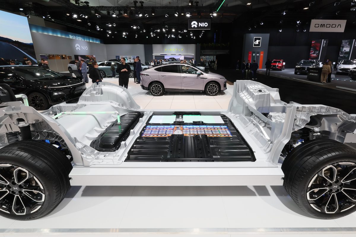 Präsentation von Batterien am Fahrzeugboden eines Elektroautos