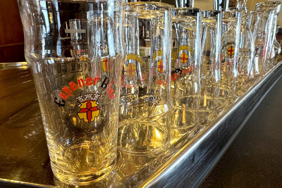 "Buckelgläser" für das Eupener Bier im Haeserhof in Eupen
