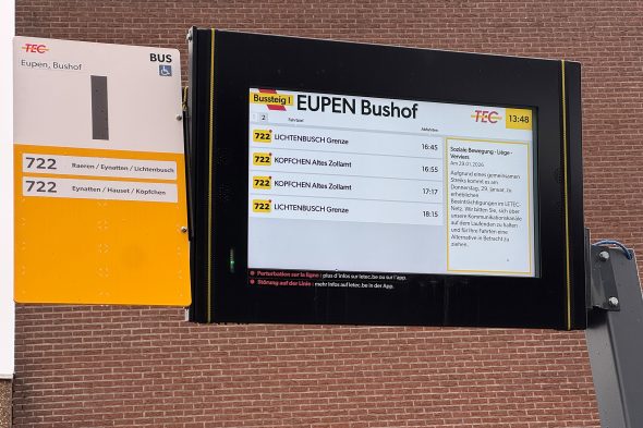 Anzeigetafel am Bushof Eupen am vierten Streiktag