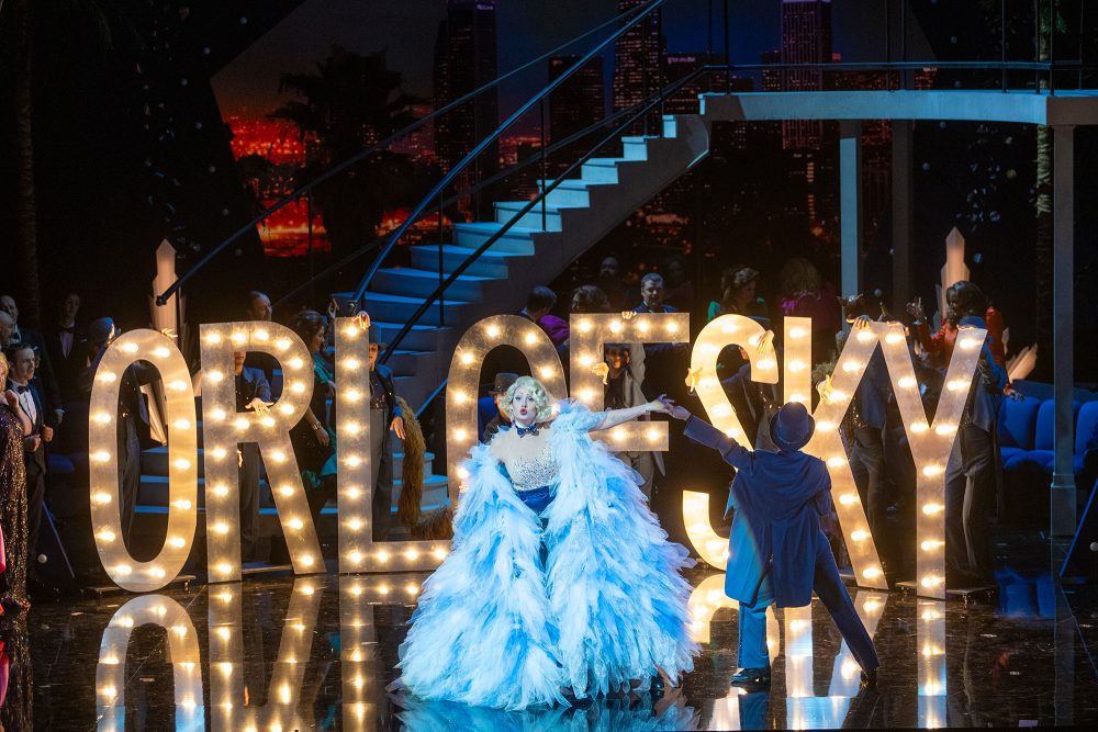 Szene aus "Die Fledermaus" in der Lütticher Oper