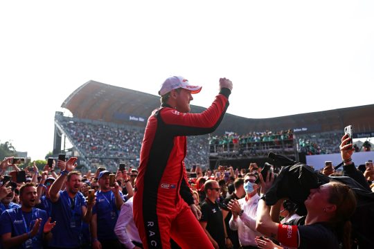 Sieger Nick Cassidy jubelt inmitten einer Menschenmenge