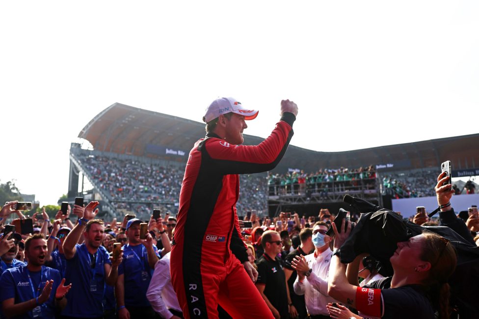 Sieger Nick Cassidy jubelt inmitten einer Menschenmenge