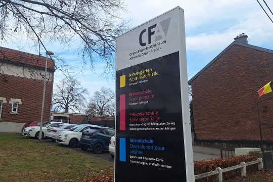 Hinweisschild des César-Franck-Athenäum an der Parkstraße in Kelmis