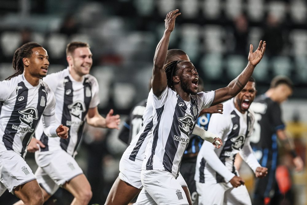 Parfait Guiagon von Sporting Charleroi nach einem Tor gegen den FC Brügge