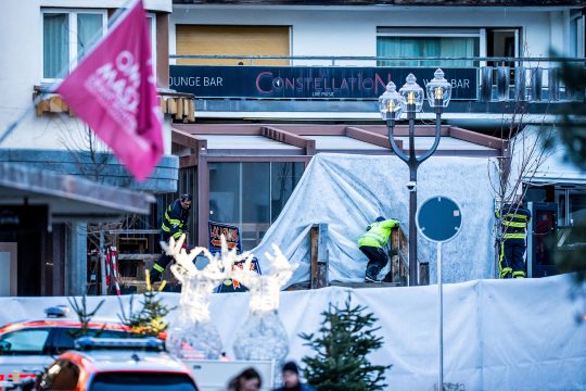 Planen verstecken den Zugang zur Bar "Constellation" in Crans Montana