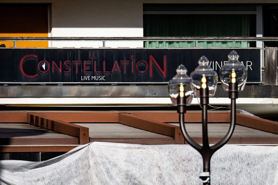 Schild der Bar "Constellation" an der Fassade des Gebäudes