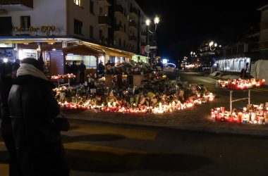 Blumen und Kerzen am Unglücksort in Crans-Montana