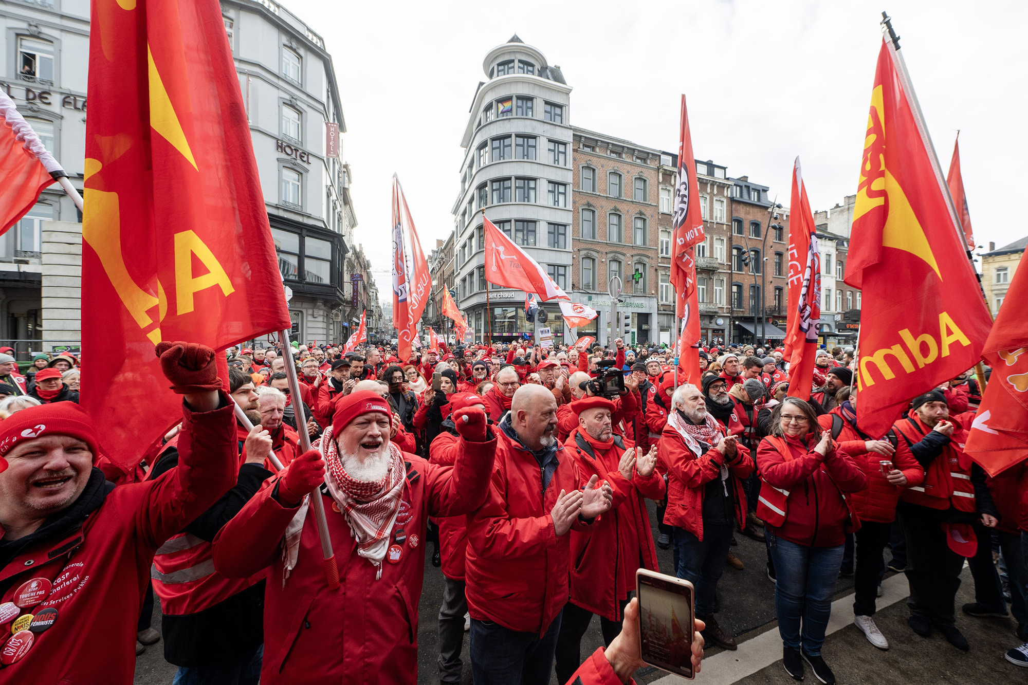 Demonstration-in-Namur-Randalierer-sorgen-f-r-Sachsch-den-in-TEC-Geb-ude