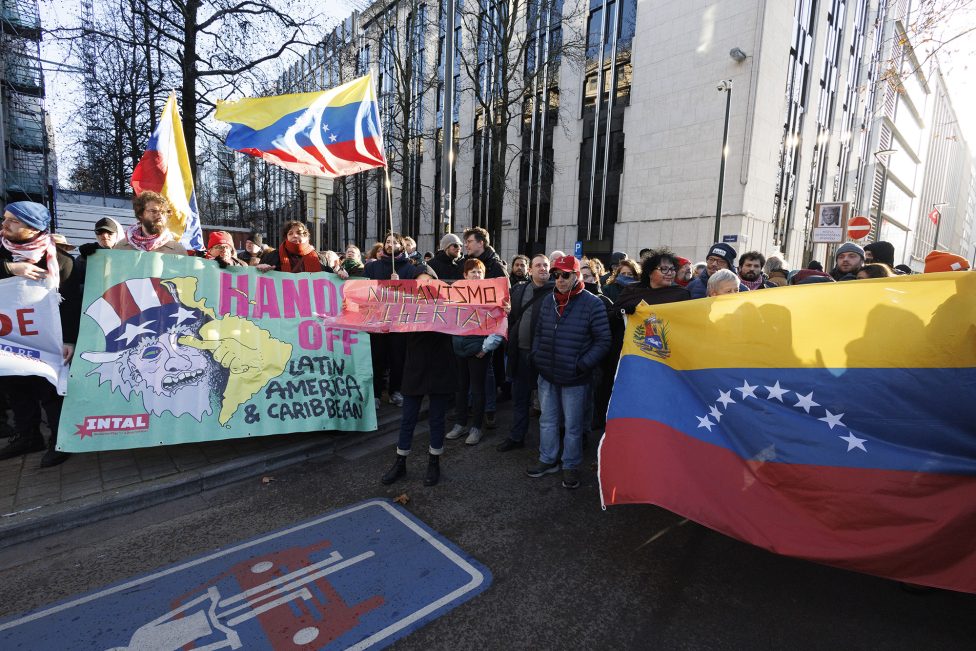 Plakat mit "hands off" und venezolanische Flagge bei dem Protest in Brüssel
