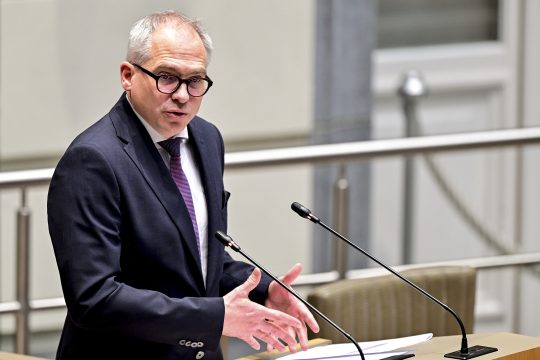 Ministerpräsident Matthias Diependaele im flämischen Parlament