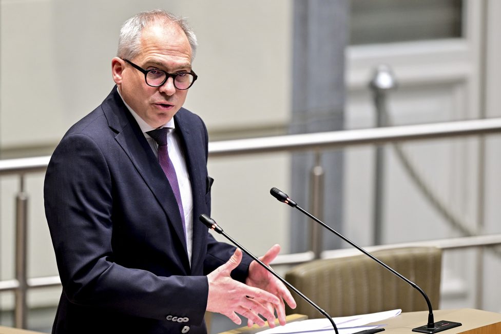 Ministerpräsident Matthias Diependaele im flämischen Parlament