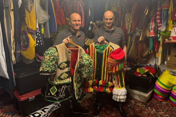 Domm & Dööl mit zwei Kostümen