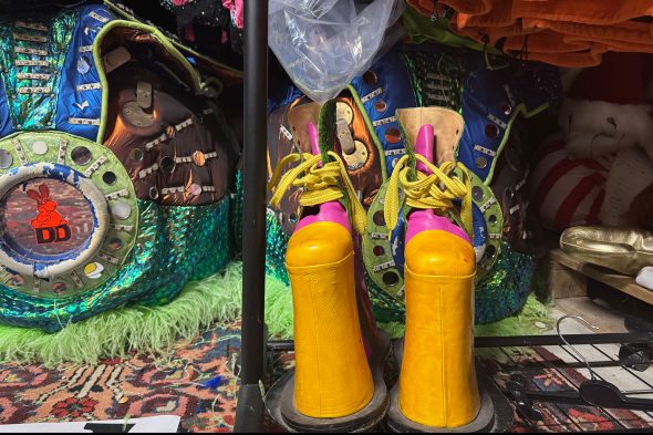 Schuhe im Kostümfundus von Domm&Dööl im Keller