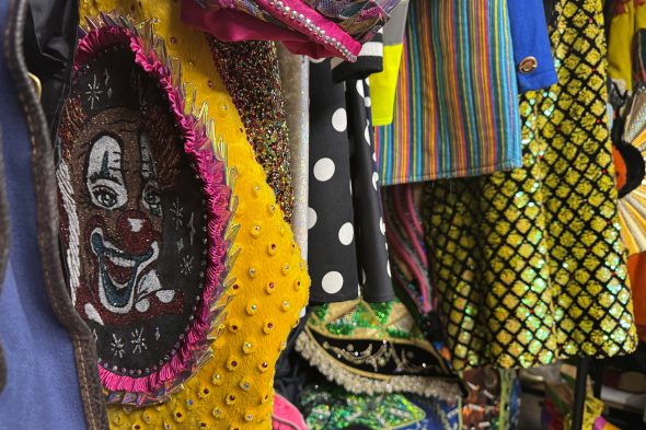 Kostümfundus von Domm&Dööl im Keller