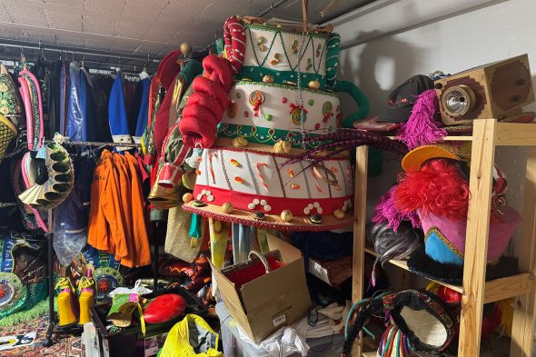 Kostümfundus von Domm&Dööl im Keller