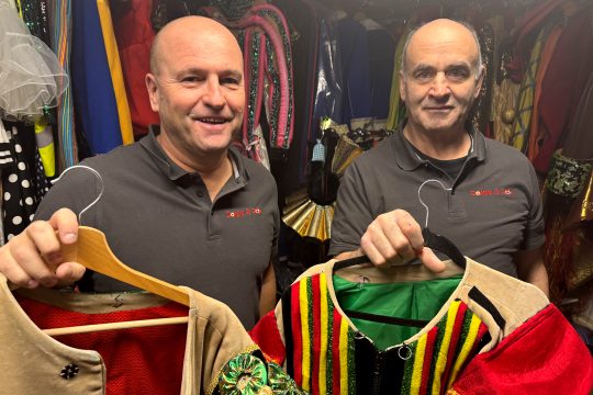 Domm & Dööl mit zwei Kostümen