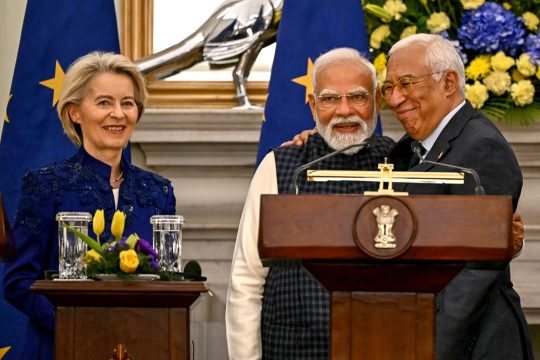 Indiens Premierminister Narendra Modi (Mitte) umarmt den Präsidenten des Europäischen Rates Antonio Costa (rechts), während die Präsidentin der Europäischen Kommission Ursula von der Leyen zusieht.