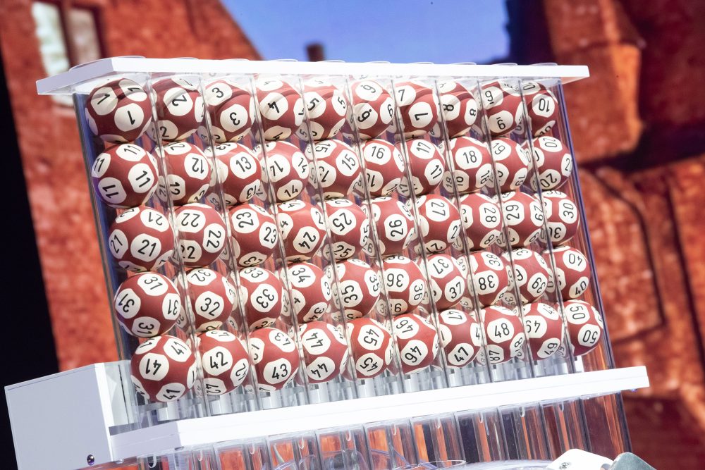 Kugeln in der Lottomaschine vor der Ziehung