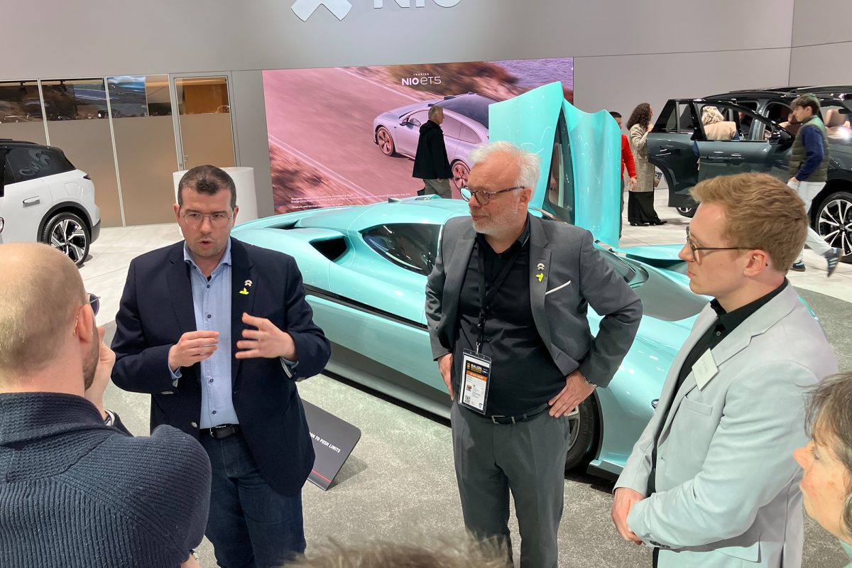 Der Ostbelgier Pierre Corman (links) erklärt die umwelttechnischen Vorzüge der Autos des chinesischen Herstellers Nio