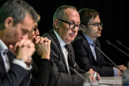 Gemeinderats-Präsident Nicolas Féraud bei der Pressekonferenz