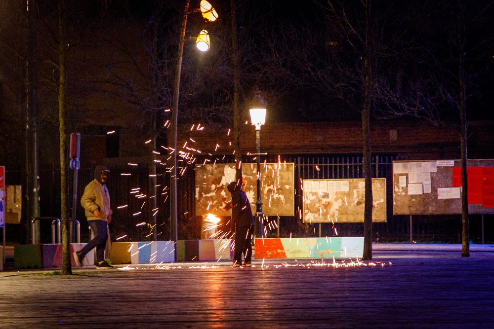 Mann zündet kleines Feuerwerk