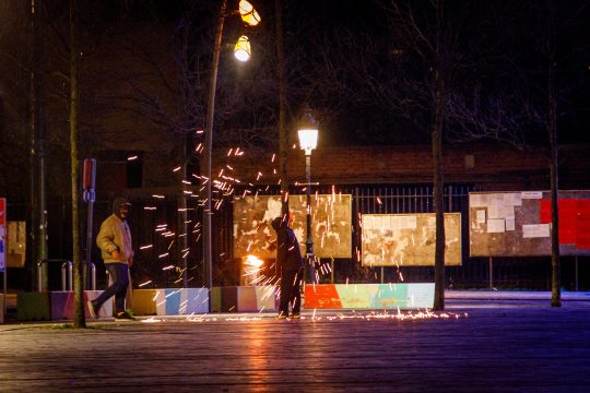 Mann zündet kleines Feuerwerk