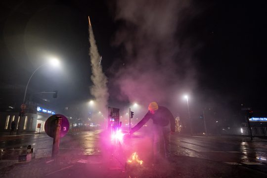 Jugendliche zünden Feuerwerk an