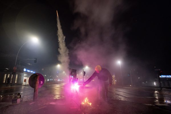 Jugendliche zünden Feuerwerk an