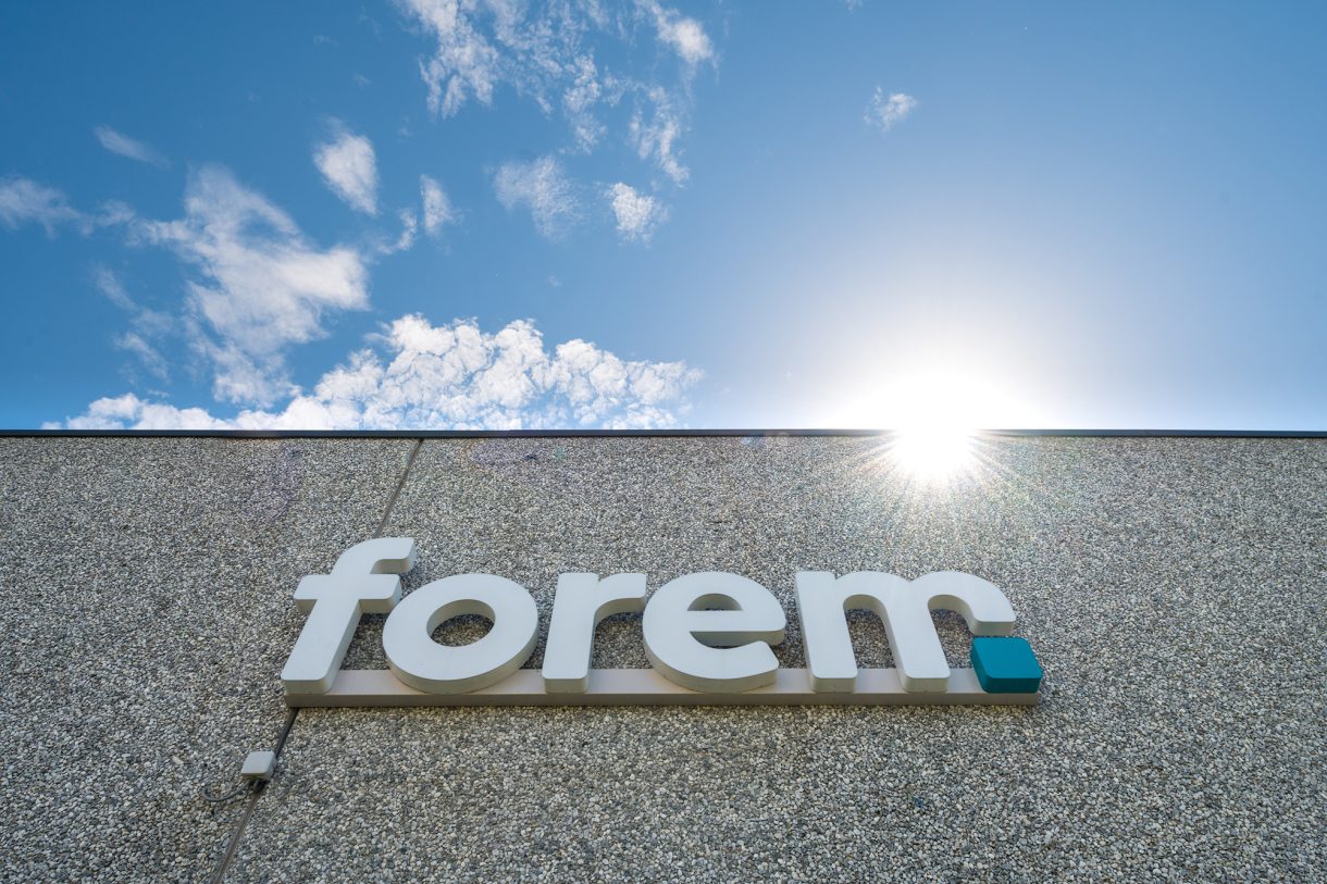Logo des Forem an der Fassade eines Gebäudes der wallonischen Arbeitsamtes