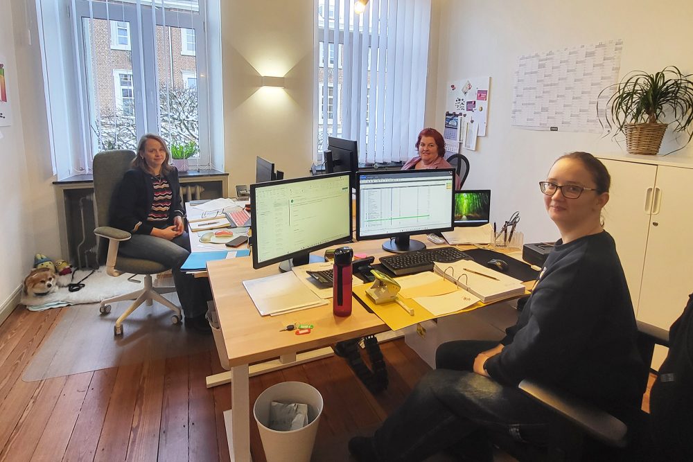 Nicole Baltus, Julia Palm und Anastasia Ilnytska im neuen Büro - auch Bürohund Charlie hat seinen Platz