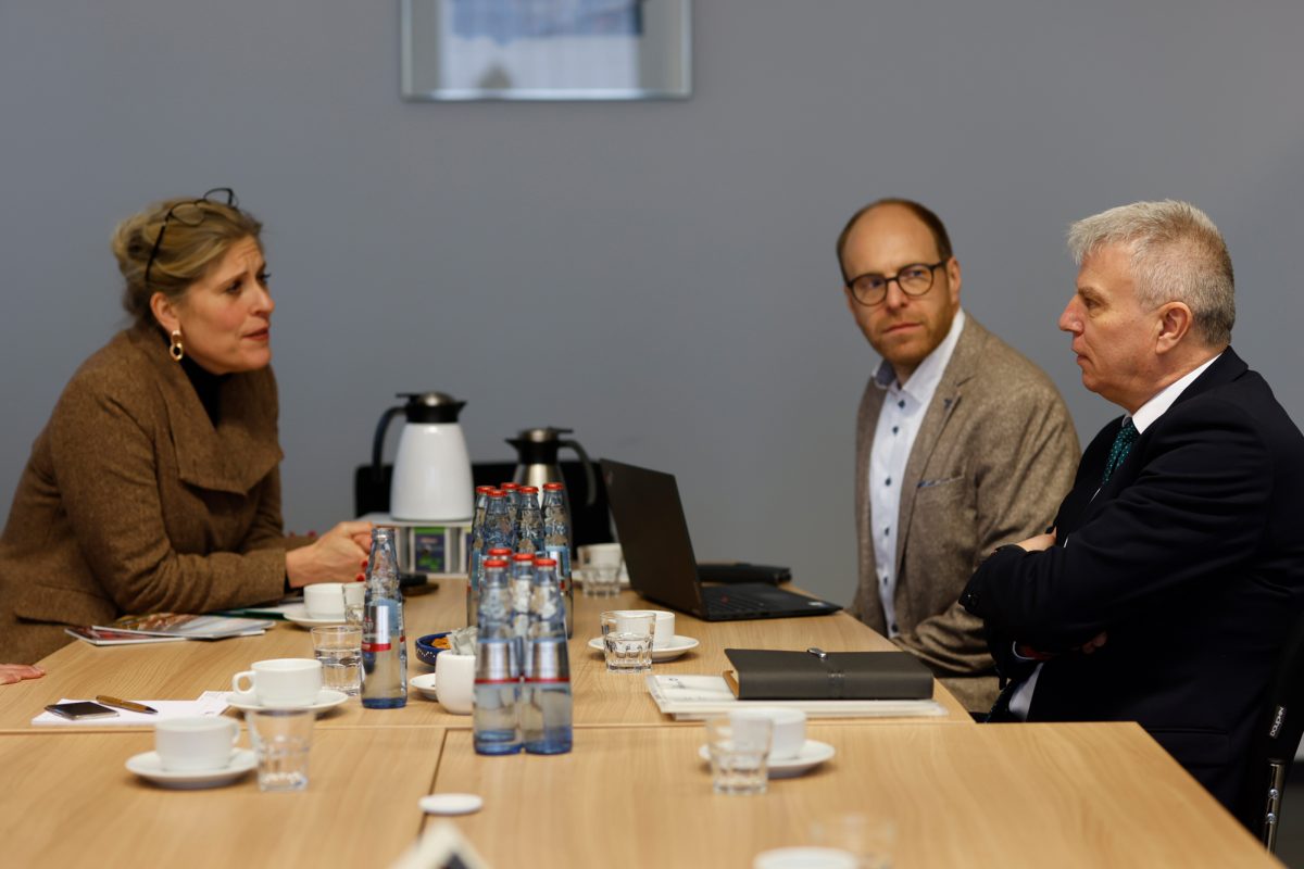 Gregor Freches und Kabinettschef Mario Vondegracht im Gespräch mit Anna Haas