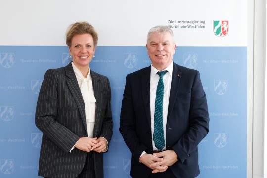 NRW-Ministerin Ina Brandes und DG-Minister Freches