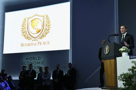 Trumps Schwiegersohn Jared Kushner am Rednerpult, neben ihm ein Banner mit dem Zeichen des "Friedensrates"