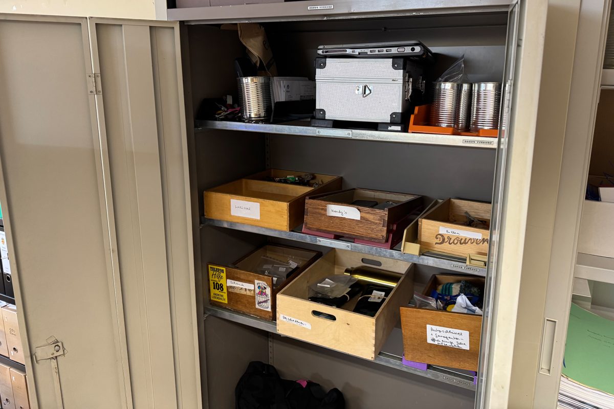 In einem geöffneten Schrank liegen diverse Kisten mit Fundsachen