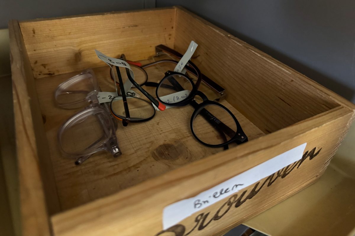 Brillen in einer Holzkiste
