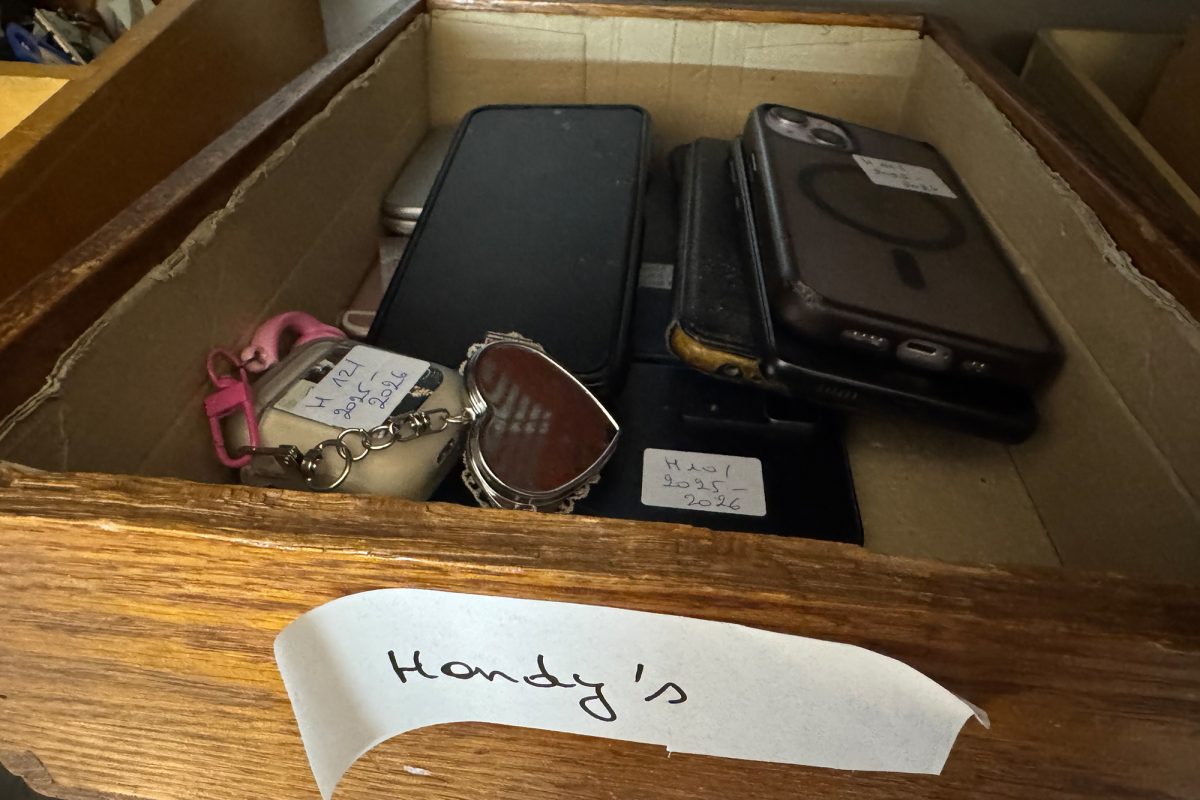 Handys in einer Holzkiste