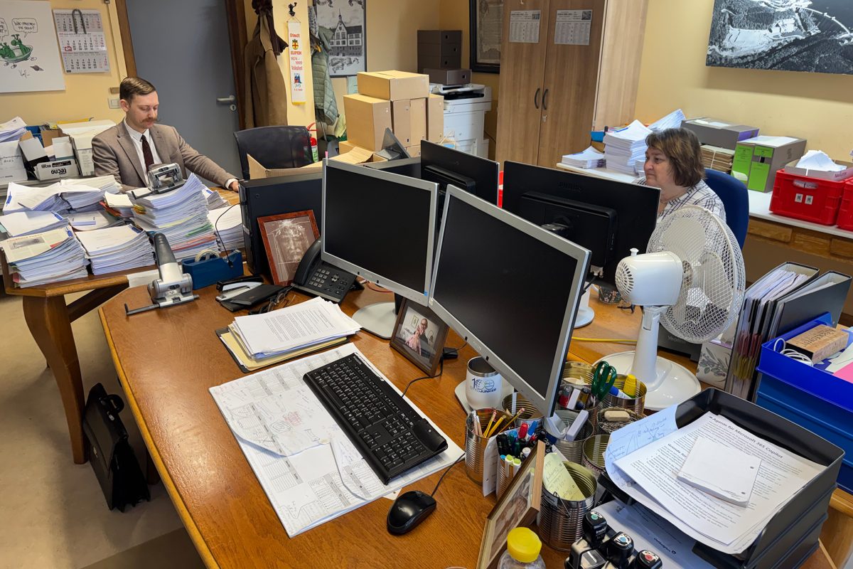 Théo Bolle und seine Kollegin Brigitte Havenith sitzen an ihren Schreibtischen