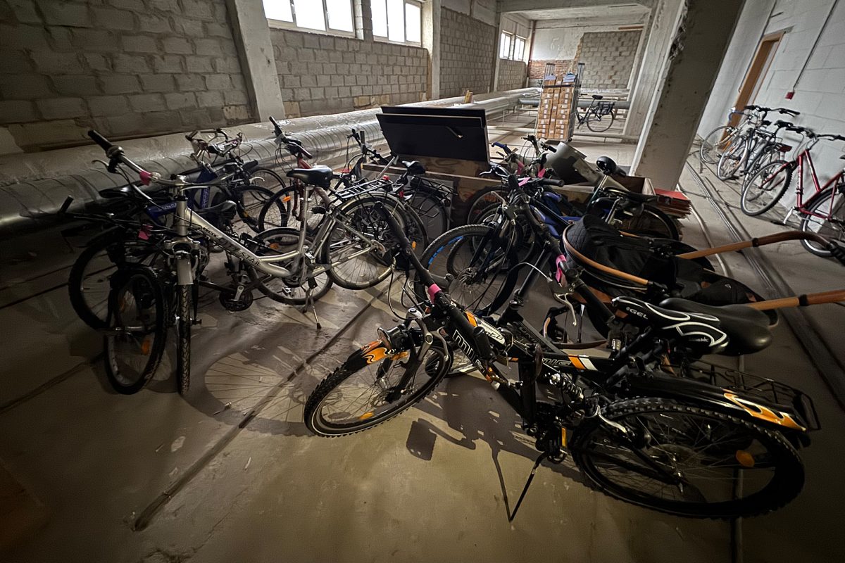 Mehrere abgestellte Fahrräder in einem Abstellraum