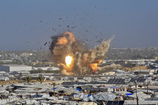 Rauch und Feuer steigen aus dem Gath-Zeltlager auf, in dem vertriebene Palästinenser untergebracht sind
