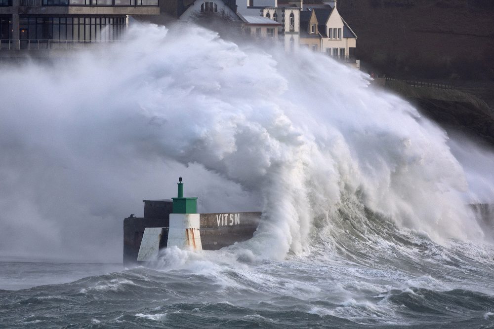 Hohe Wellen im Hafen von Le Conquet in Frankreich durch Sturm Goretti