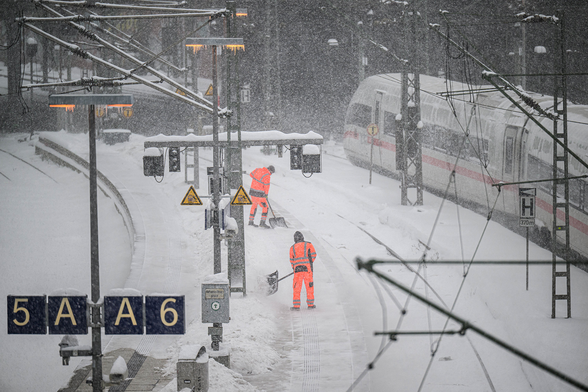 Wintereinbruch-Deutsche-Bahn-in-Norddeutschland-stark-betroffen