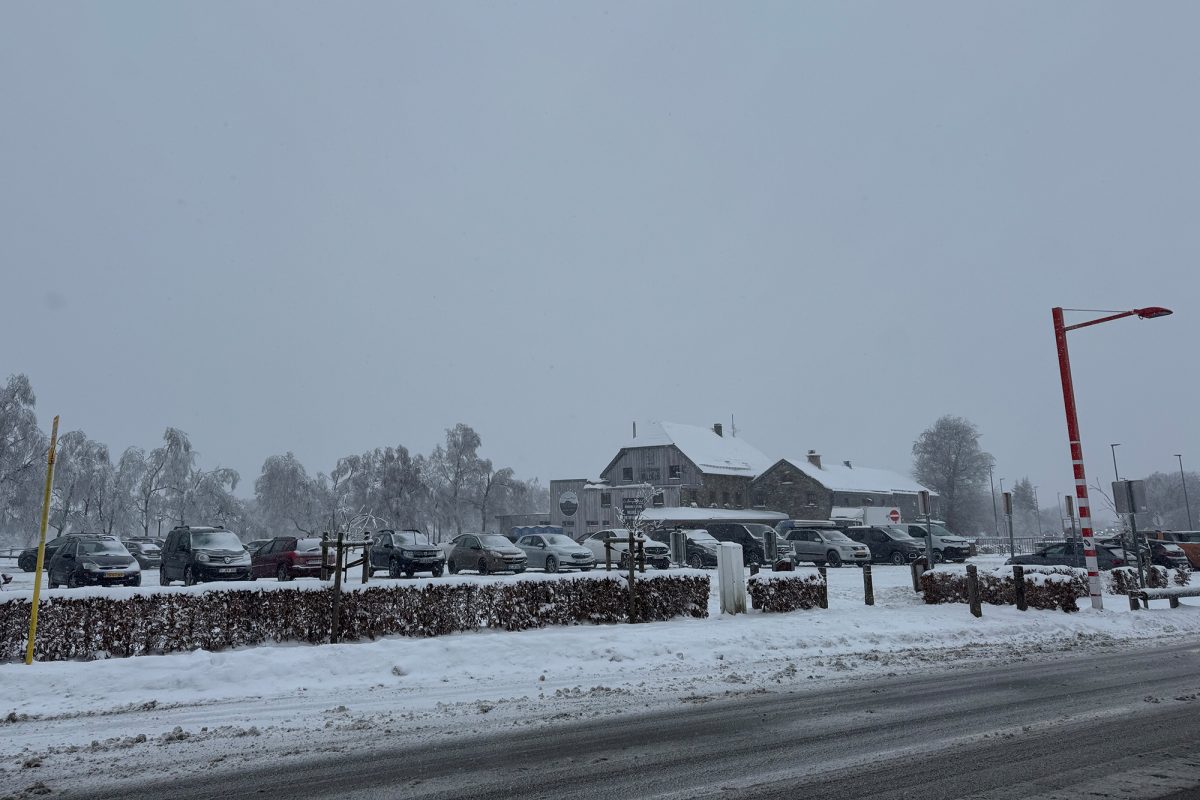 Blick von der Straße aus auf den Parkplatz vor Baraque Michel