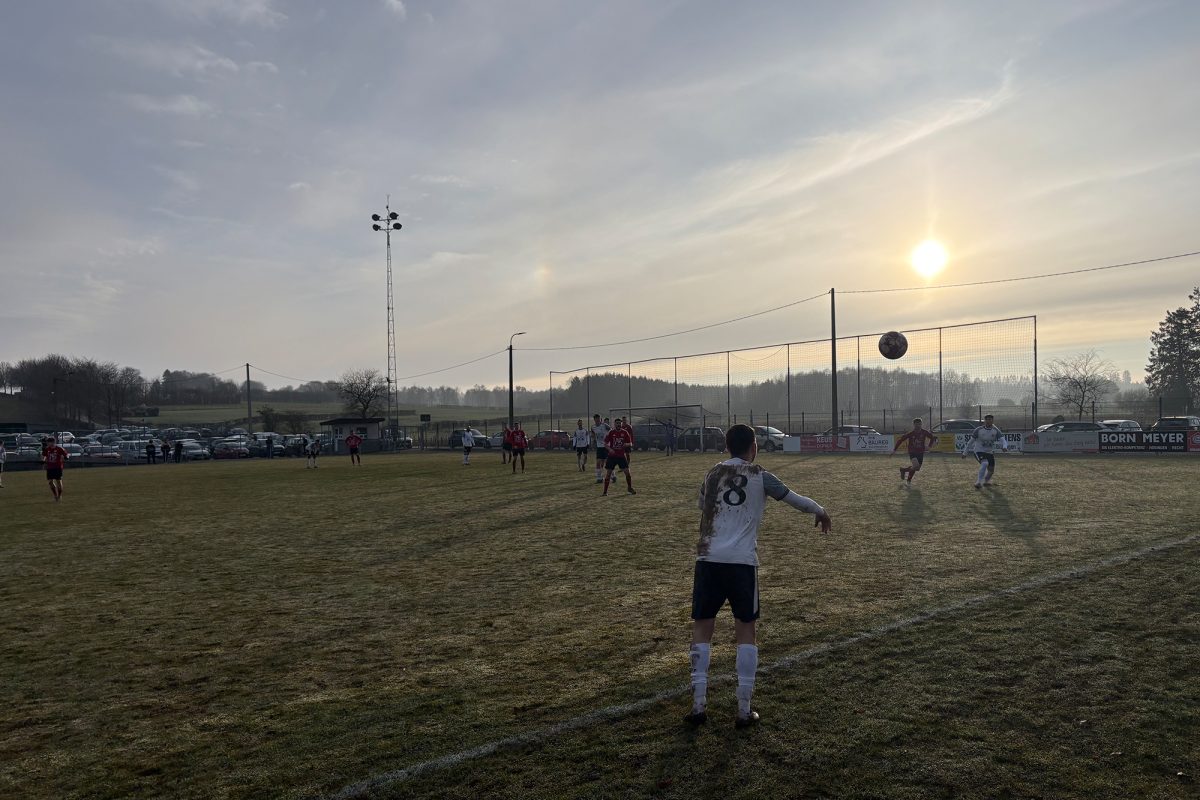 Spieler von Honsfeld und St. Vith in Aktion auf dem Platz