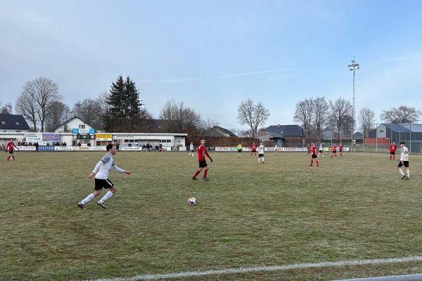 Spieler von Honsfeld und St. Vith in Aktion auf dem Platz