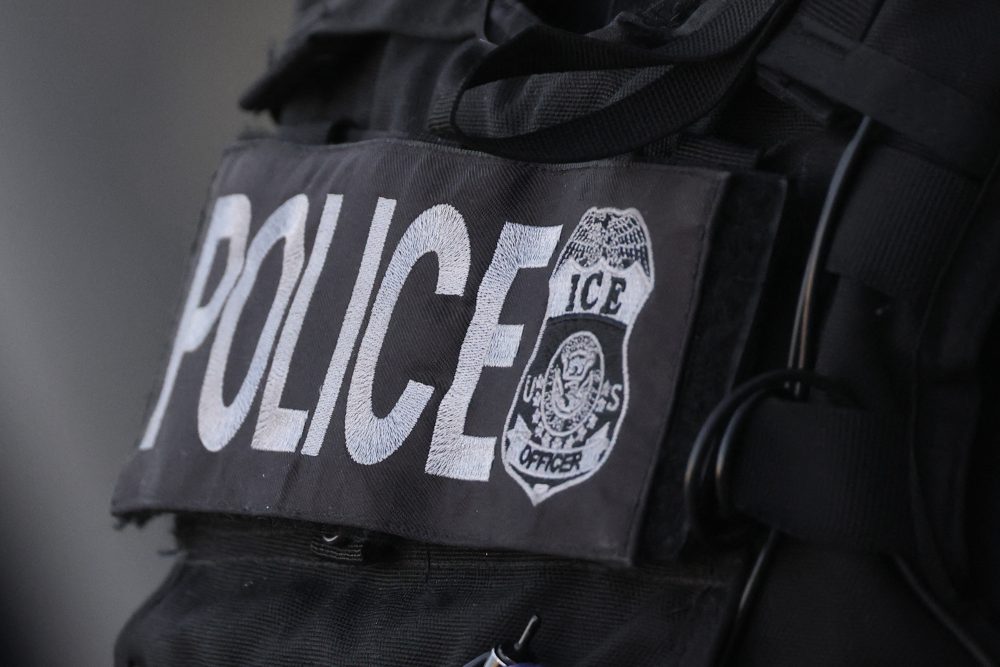 Schusssichere Weste mit dem Schriftzug "Police" und dem Logo der ICE