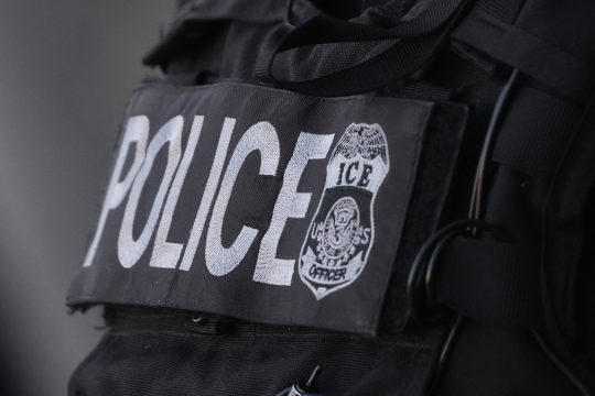 Schusssichere Weste mit dem Schriftzug "Police" und dem Logo der ICE