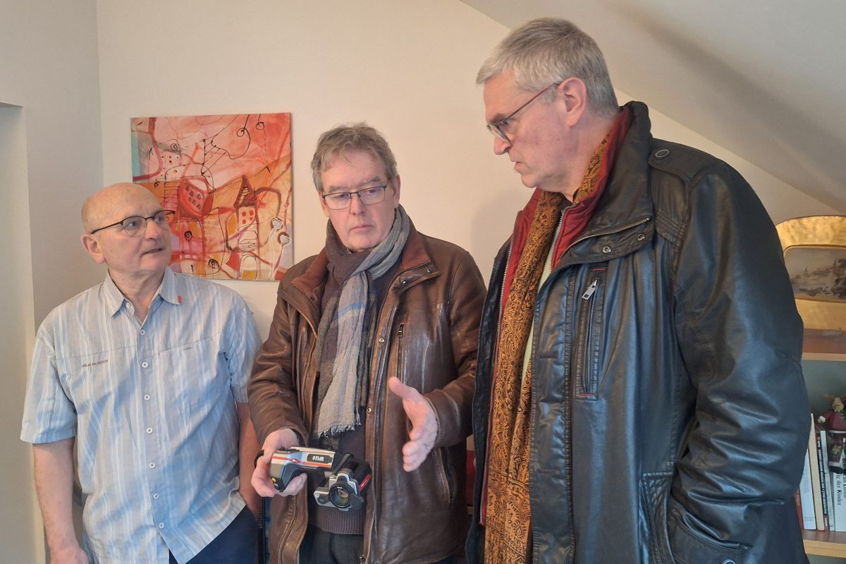 Hausbesitzer Uwe Gehrke, Roger Hoffmann und Schöffe Guido Deutz unterhalten sich